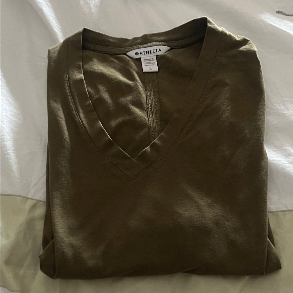 Athleta women’s Large V-Neck active top  in Olive Green